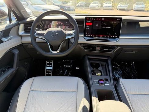 New 2026 Volkswagen Tiguan SE R-Line FWD image 10