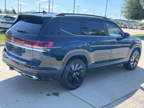 Used 2024 Volkswagen Atlas SE w/ Panoramic Sunroof Package image 10
