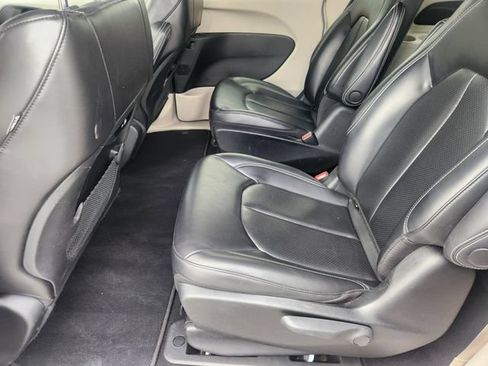 Used 2023 Chrysler Pacifica Touring-L FWD image 25