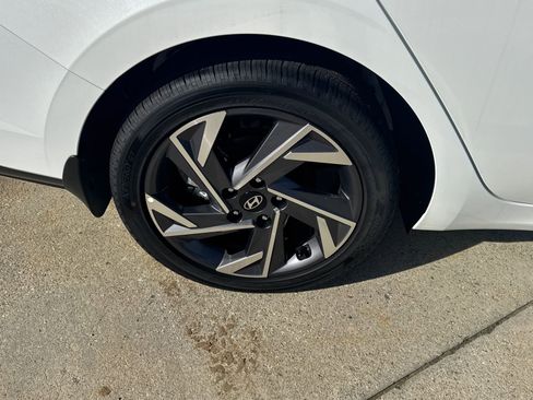 New 2025 Hyundai Elantra SEL image 17