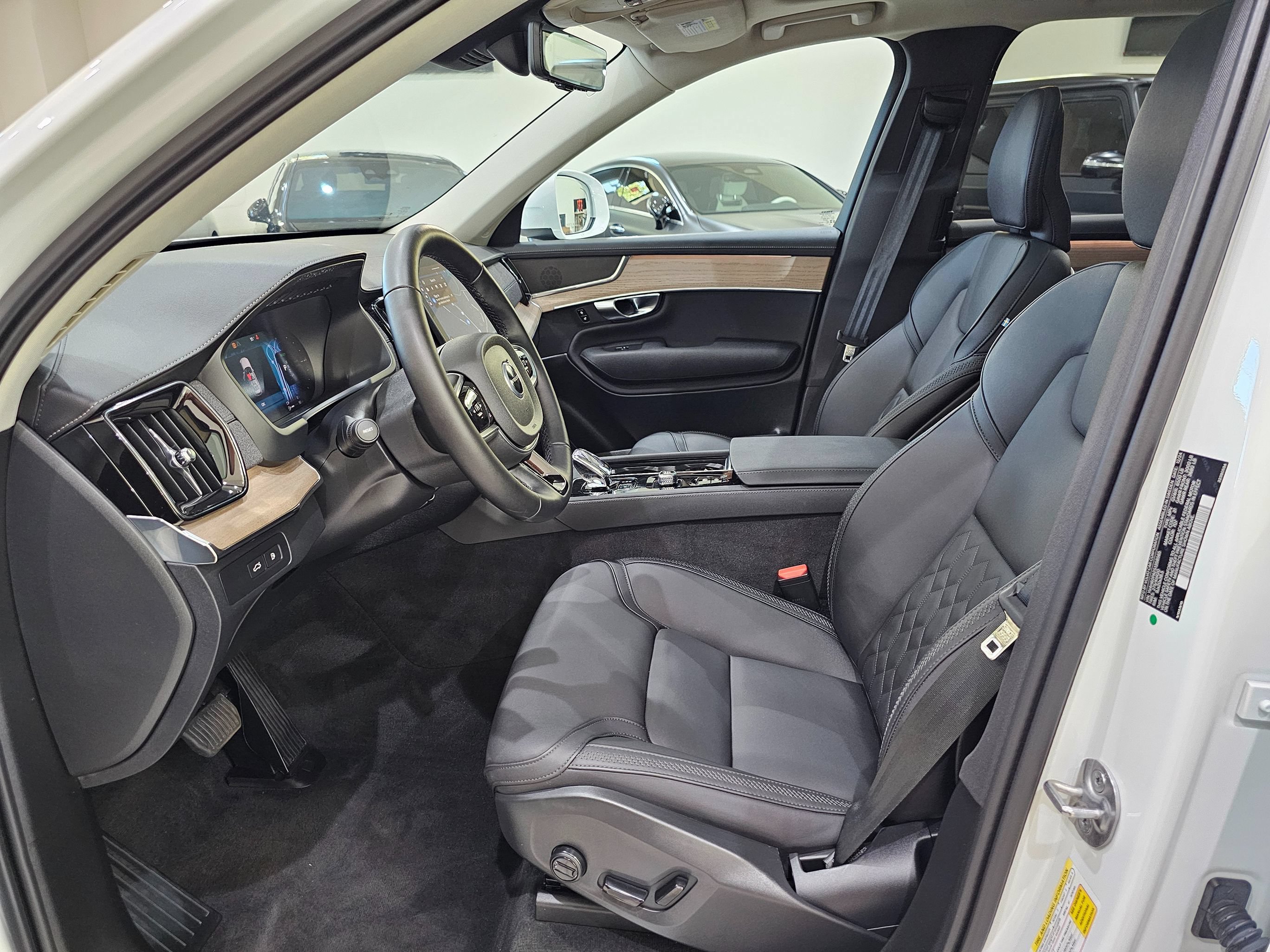 Used 2025 Volvo XC90 T8 Core w/ Climate Package AWD/4WD image 17