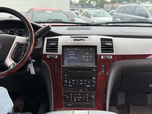 Used 2010 Cadillac Escalade Luxury image 16