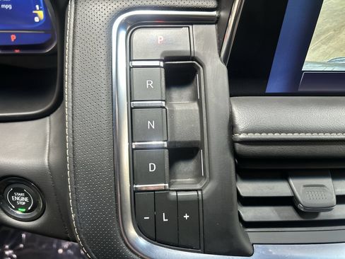 Used 2023 Chevrolet Suburban Premier RWD image 17