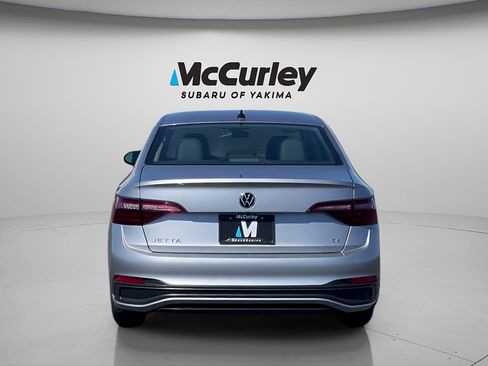Used 2024 Volkswagen Jetta SE FWD image 4