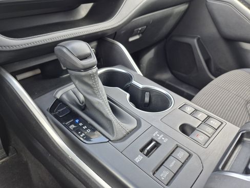 Used 2023 Toyota Highlander L image 12