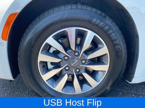 Used 2021 Chrysler Pacifica Touring-L image 24