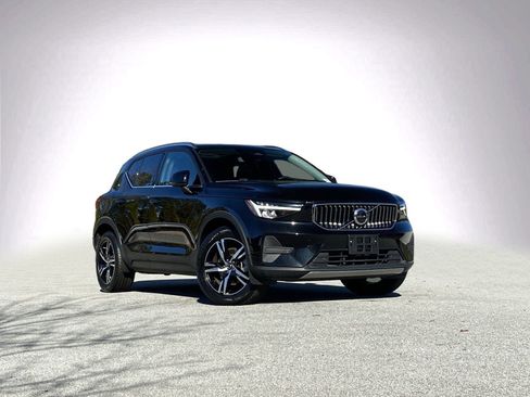 Used 2025 Volvo XC40 B5 Core image 2