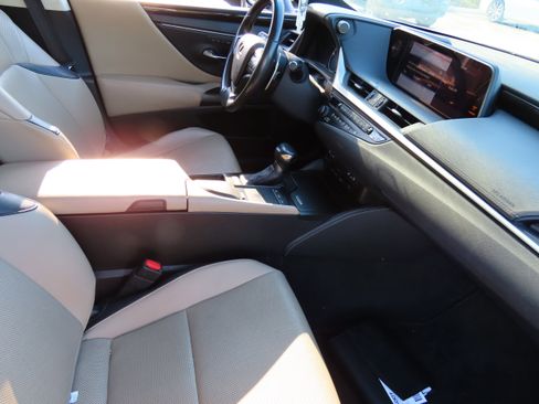 Used 2019 Lexus ES 350 w/ Premium Package image 11