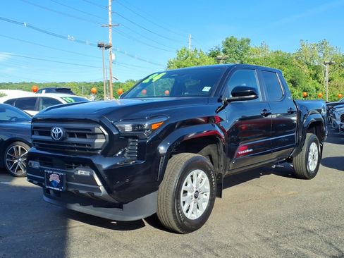 Certified 2024 Toyota Tacoma SR5 AWD/4WD image 3
