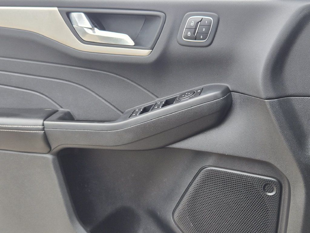 Used 2022 Ford Escape SEL w/ Technology Package FWD image 31