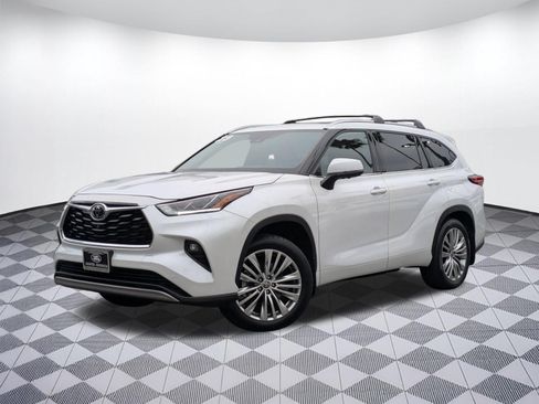 Used 2023 Toyota Highlander Platinum FWD image 1