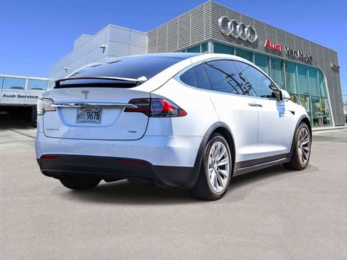 Used 2018 Tesla Model X 75D AWD/4WD image 4