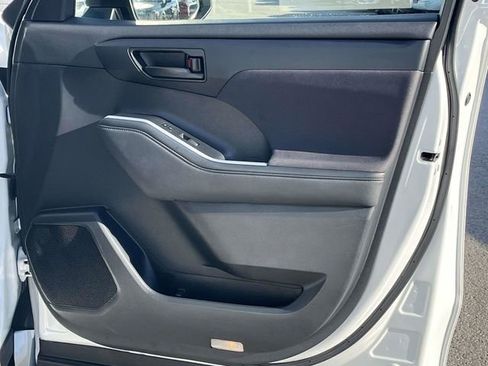 Used 2023 Toyota Highlander L image 27