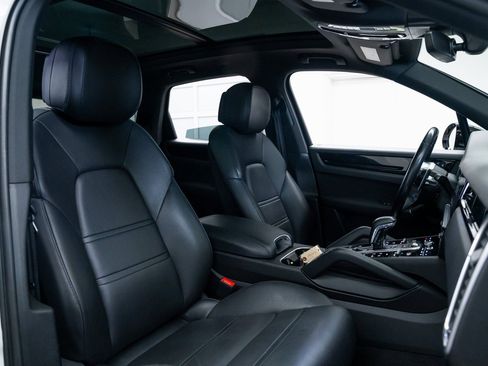 Used 2022 Porsche Cayenne w/ Premium Package image 25