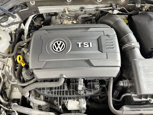 Used 2016 Volkswagen Golf 4-Door FWD image 38