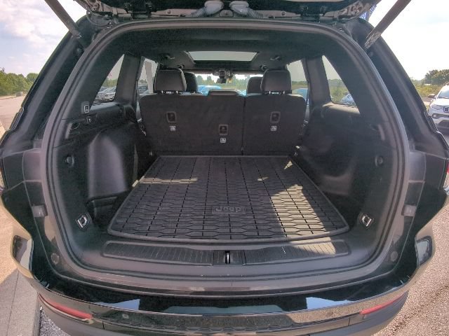 Used 2024 Jeep Grand Cherokee Limited w/ Luxury Tech Group II AWD/4WD image 35