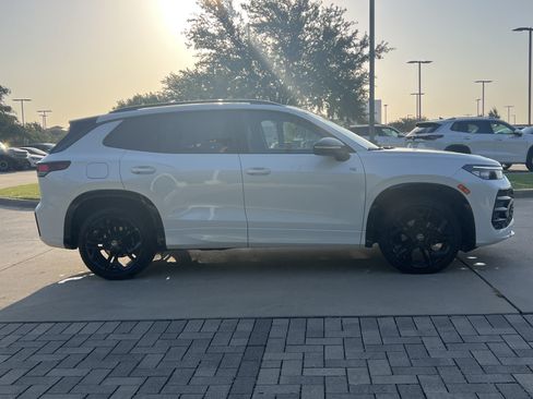 Certified 2025 Volkswagen Tiguan SE R-Line FWD image 10