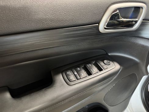 Used 2021 Jeep Grand Cherokee Laredo X AWD/4WD image 14