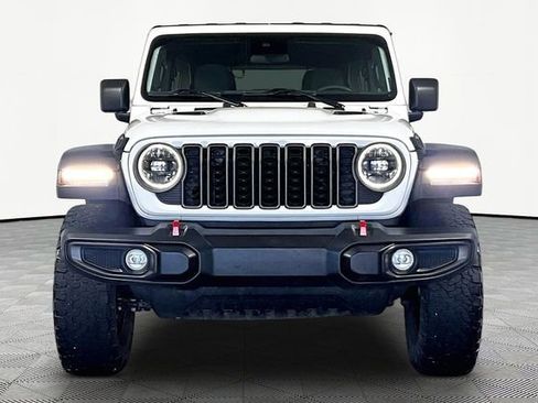 Used 2025 Jeep Wrangler Unlimited Rubicon AWD/4WD image 3