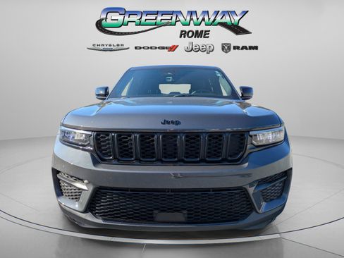 Used 2025 Jeep Grand Cherokee Altitude image 3