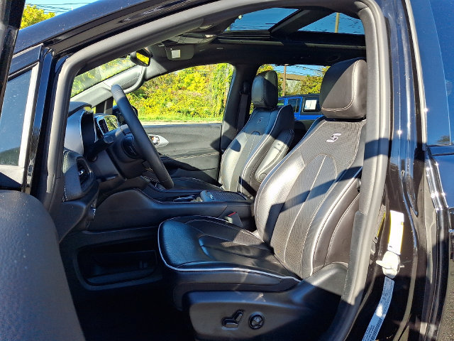 Used 2025 Chrysler Pacifica Limited FWD image 14