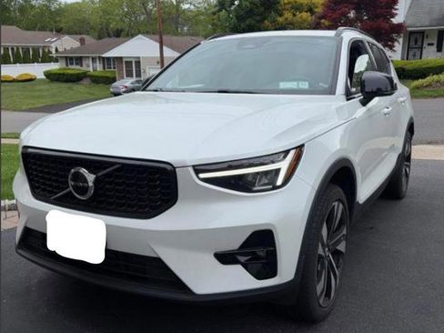 Used 2023 Volvo XC40 B5 Plus w/ Protection Package Premier AWD/4WD image 1