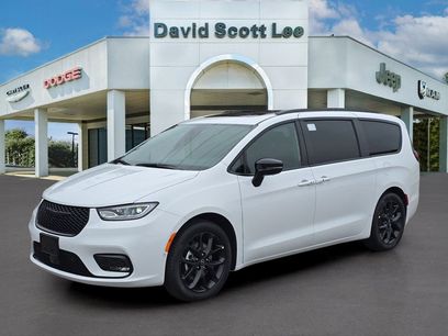 New 2026 Chrysler Pacifica Limited w/ Uconnect Theater Family Group