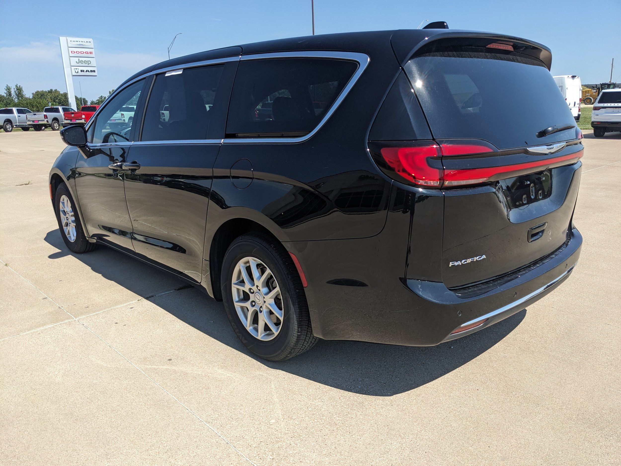Used 2026 Chrysler Pacifica Select FWD image 6