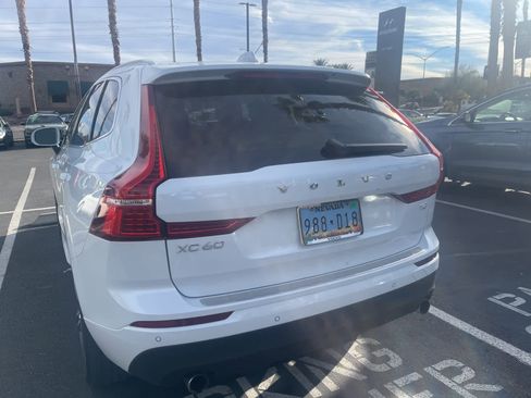 Used 2021 Volvo XC60 T5 Momentum w/ Advanced Package image 3