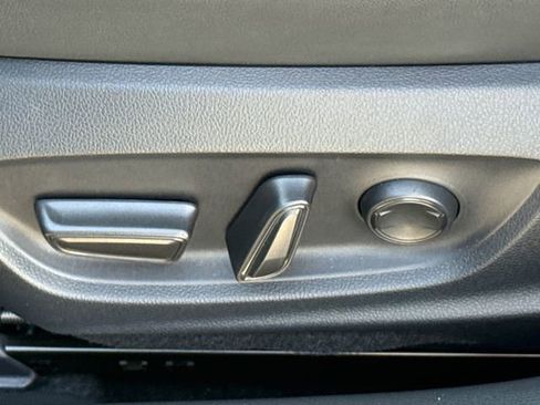 Used 2024 Toyota Prius XLE FWD image 21