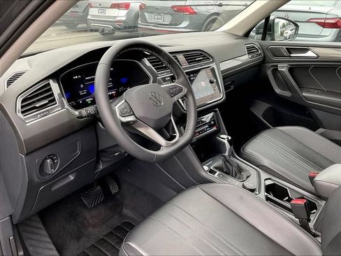 Used 2024 Volkswagen Tiguan SE w/ Panoramic Sunroof Package AWD/4WD image 4