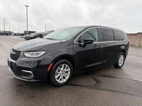 Used 2023 Chrysler Pacifica Touring-L FWD image 3