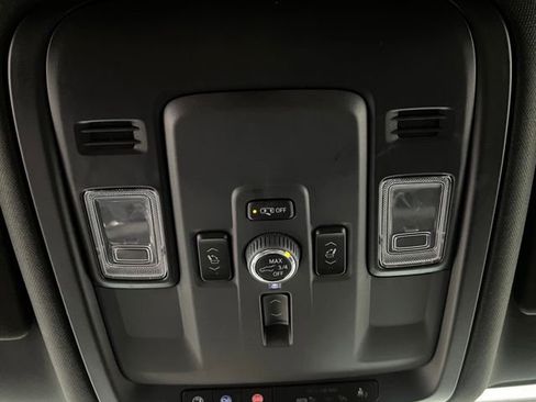 Used 2025 GMC Yukon XL Denali image 41