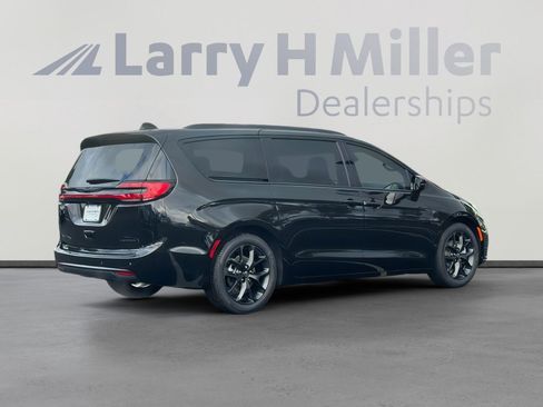 New 2026 Chrysler Pacifica Limited w/ Uconnect Theater Family Group image 6