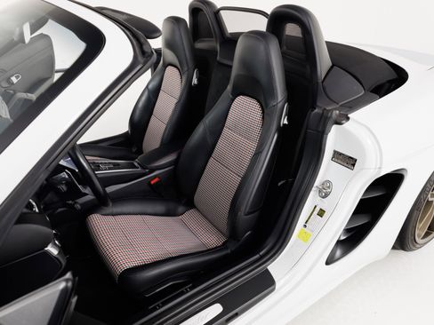 Used 2019 Porsche 718 Boxster RWD image 5