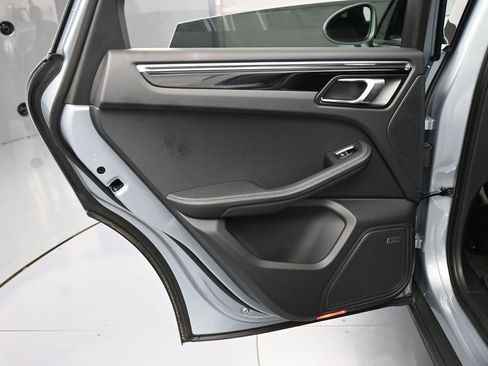 Certified 2025 Porsche Macan AWD/4WD image 23