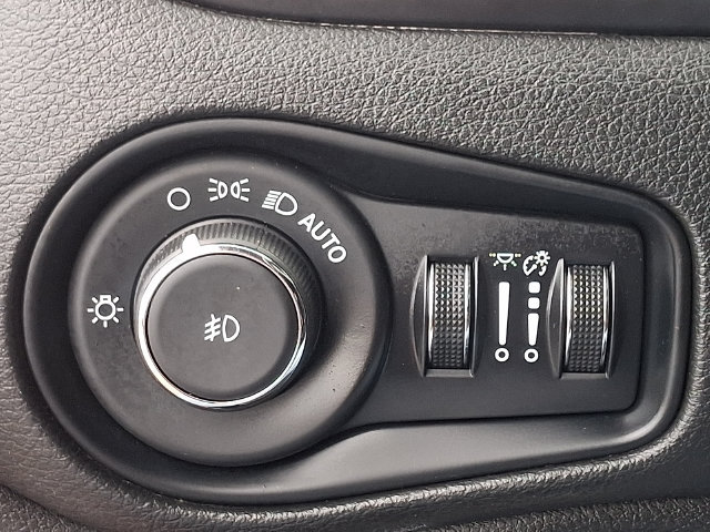 Used 2023 Jeep Renegade Trailhawk AWD/4WD image 25