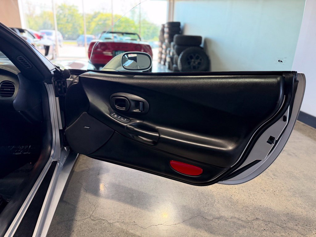 Used 2002 Chevrolet Corvette Coupe RWD image 18