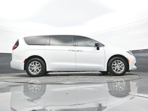 Used 2025 Chrysler Voyager LX FWD image 59