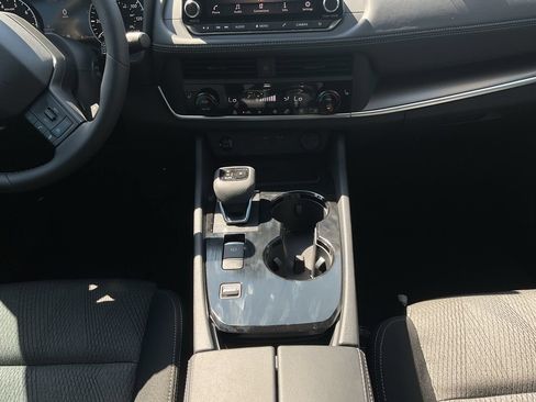 Used 2025 Nissan Rogue SV FWD image 14