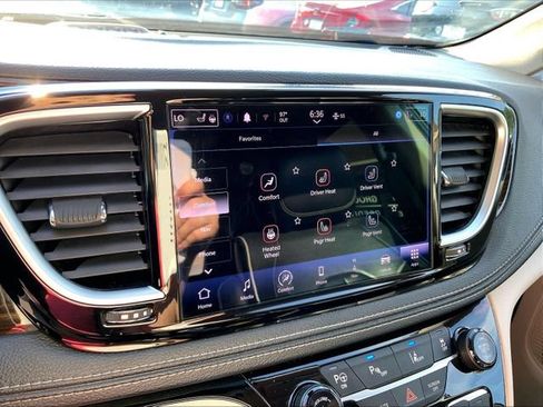 Used 2022 Chrysler Pacifica Limited w/ Uconnect Theater Family Group FWD image 37