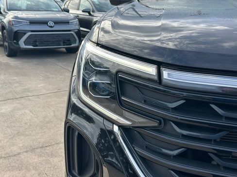 Certified 2024 Volkswagen Atlas Cross Sport SE w/ Panoramic Sunroof Package FWD image 34