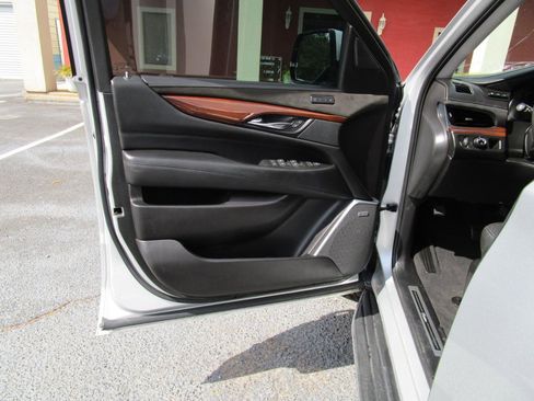 Used 2020 Cadillac Escalade Luxury image 19