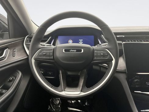 Used 2023 Jeep Grand Cherokee Limited AWD/4WD image 12