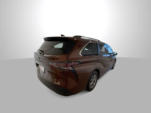 Certified 2023 Toyota Sienna LE image 8