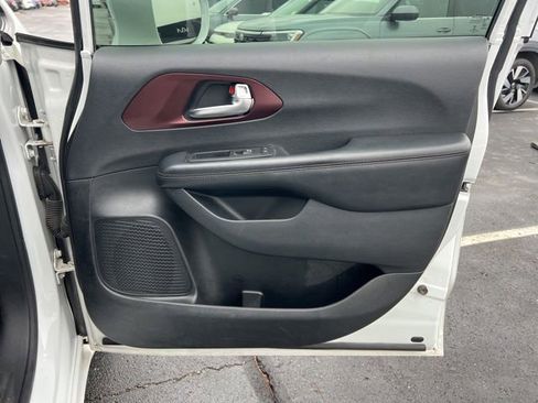 Used 2019 Chrysler Pacifica Touring-L image 35