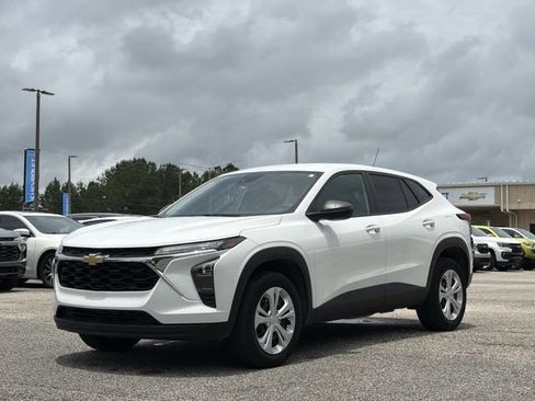 Used 2025 Chevrolet Trax LS FWD image 12