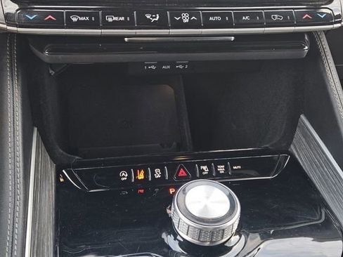 Used 2024 Jeep Wagoneer L Series II w/ Flexible Seating Group RWD image 19