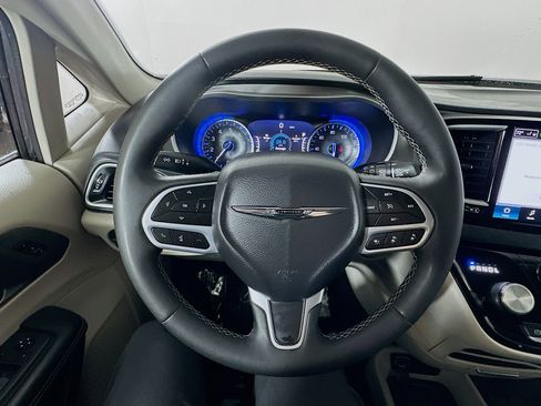 Used 2023 Chrysler Pacifica Touring-L image 11