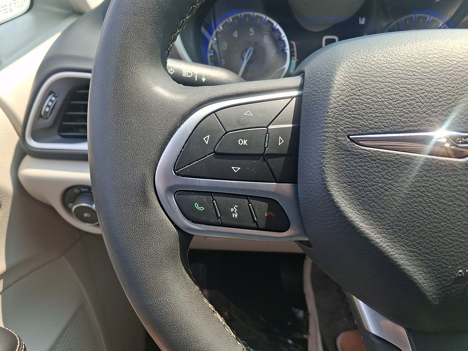 Used 2024 Chrysler Pacifica Touring-L FWD image 22